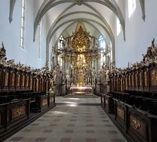 Blick zum Chor in der Kirche St. Gangolf