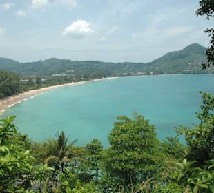 Kamala Beach vom Aussichtspunkt betrachtet