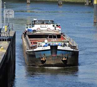 Einfahrt eines Binnenschiffes in die Schleuse