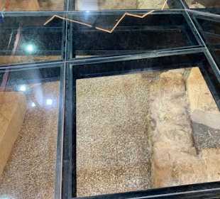 Man läuft über der alten Stadt.