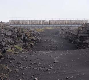 Brücke zwischen den Kontinenten/Miðlína/Mid-Point