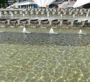 Berlin: Wasserkaskaden im Park am Fernsehturm