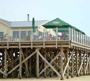 Strandhütte auf Pfählen bei Niedrigwasser