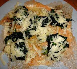 Das Lachs-Carpaccio mit Spinat und Parmesan