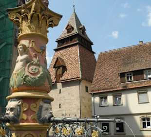 Brunnen dahinter Glockenturm