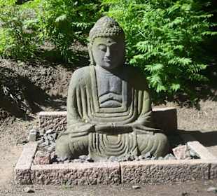 Statue vor dem Stein- und Moosgarten