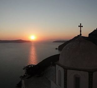 Fira. Zachód slońca nad kalderą.