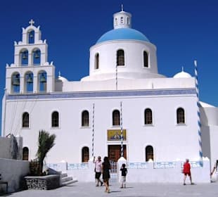 Typische blaue Kuppelkirchen