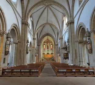 Blick in das Langschiff des Doms