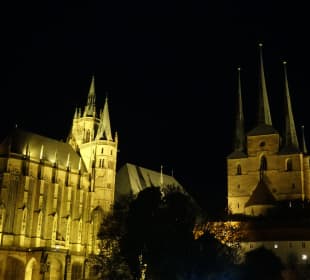 Rechts Severikirche, links Dom auf dem Domberg