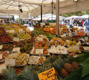 Reichhaltiges Obst- und Gemüseangebot am Viktualien