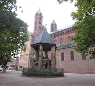 Außenansicht vom Dom aus dem Domgarten