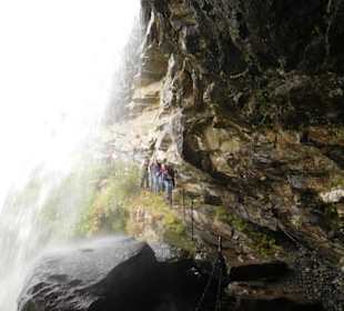 Hinter den Wasserfall, Weg mit Ketten gesichert.
