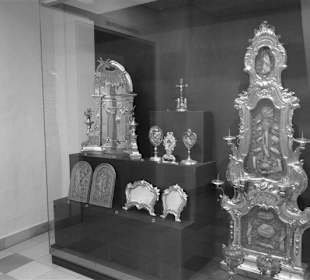 Am Eingang zur Gruft