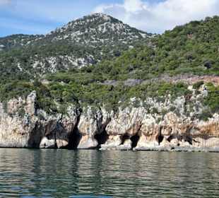 Die Küstenlinie vor der Grotte