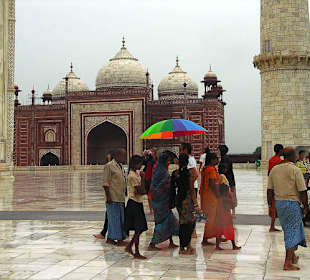 Plac przed Taj Mahal