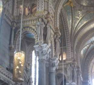 Innenraum: Himmelstrebende Säulen