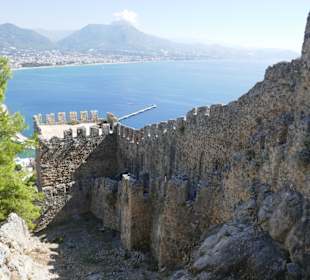 Burg, Mauer und Weite