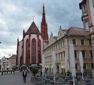 Marienkapelle und rechts das Falkenhaus (Rokoko)