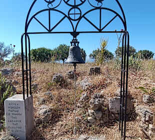 Eine Klocke neben der Kapelle 