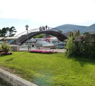 Über diese Fußgängerbrücke gehts zum Markt