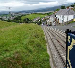 Die Gleise laufen mitten durch den Ort