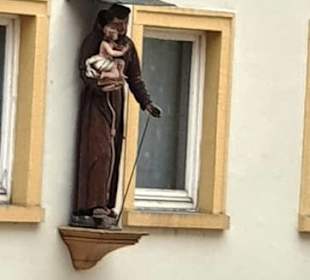 Heiligenfiguren an den Hauswände