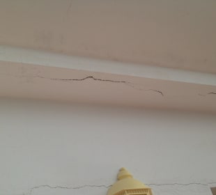 Riß am Balkon über mir