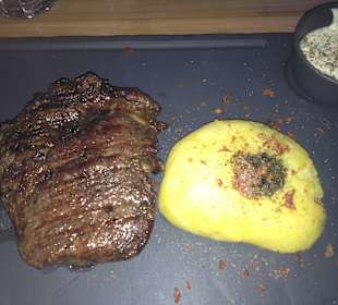 Steak mit Kloß gefüllt mit Püree und Parmesan