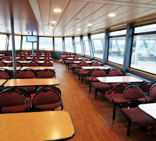 Im Salon eines Fährschiffes der Linie 62