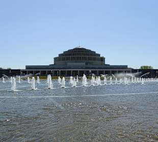 Hala Ludowa/Stulecia wraz z fontanną.