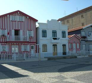 Casitas pintadas a rayas en Costa Nova