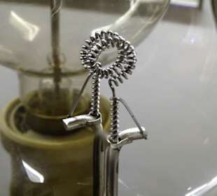 Blick auf den Wendel der Glühbirne