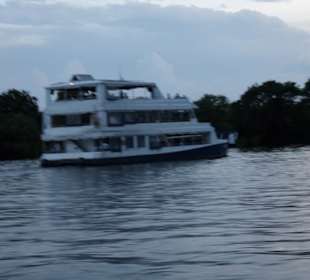 Viele Boote sind auf dem Sambesi unterwegs