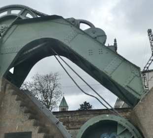 Am Industriedenkmal Erstes Walzenwehr der Welt