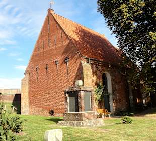 Außenansicht der St.-Marien-Kirche in Warfleth