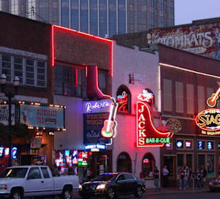 Leuchtreklame am Abend