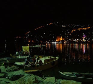 Hafen von Alanya am Abend