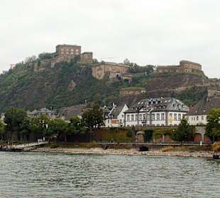 Blick vom Schiff zur Festung Ehrenbreitstein
