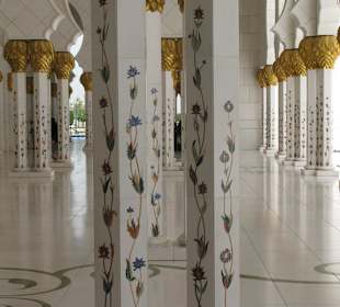 Mit Marmor verzierte Säulen