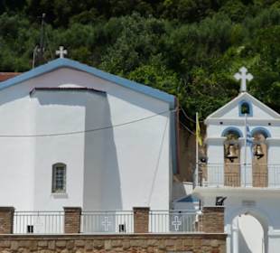 Haltepunkt vor der kleinen Kirche