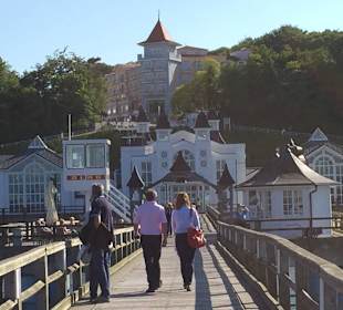 Blick von Seebrücke auf Hotel