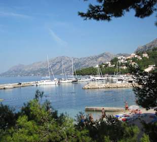 Blick zum kleinen Hafen von Baska Voda