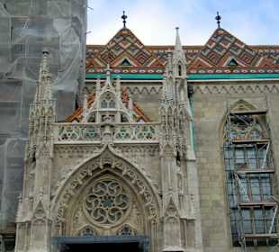 Detail über dem Kircheneingang