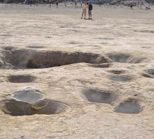 Löcher im Sekundärkrater mit Dampf austritt 