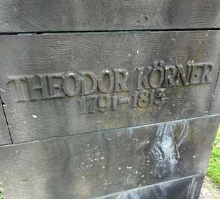 Inschrift im Sockel des Denkmals