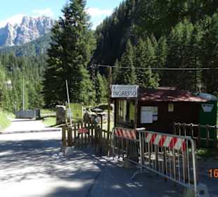 Wejście i kasa przed wąwozem