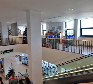 Rolltreppen und Lifte verbinden die Etagen