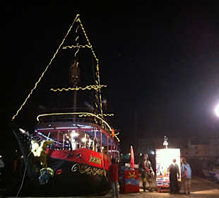 Přístav s pirátkou lodí