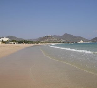 Khor Fakkan, der Strand wo man nur angezogen Baden